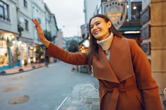 chauffeur taxi bondoufle femme qui fait signe